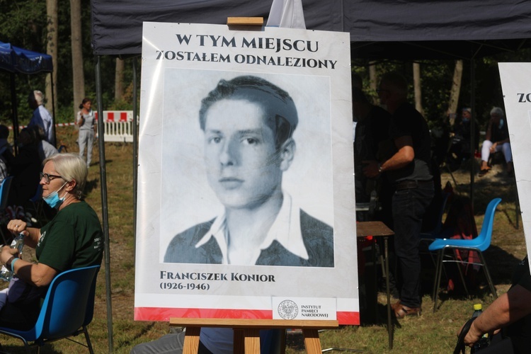 W Starym Grodkowie pojawiły się kolejne portrety ofiar, których tożsamość już udało się ustalić.