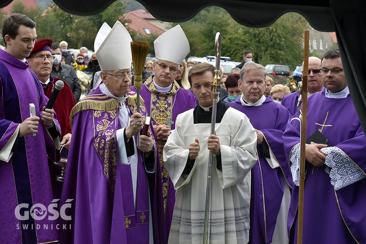 Nowa Ruda Słupiec. Pogrzeb ks. Dariusza Kowalczuka