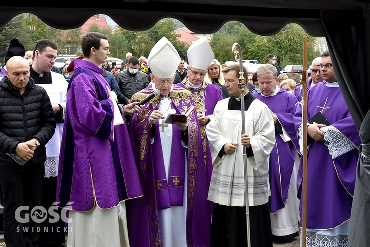 Nowa Ruda Słupiec. Pogrzeb ks. Dariusza Kowalczuka