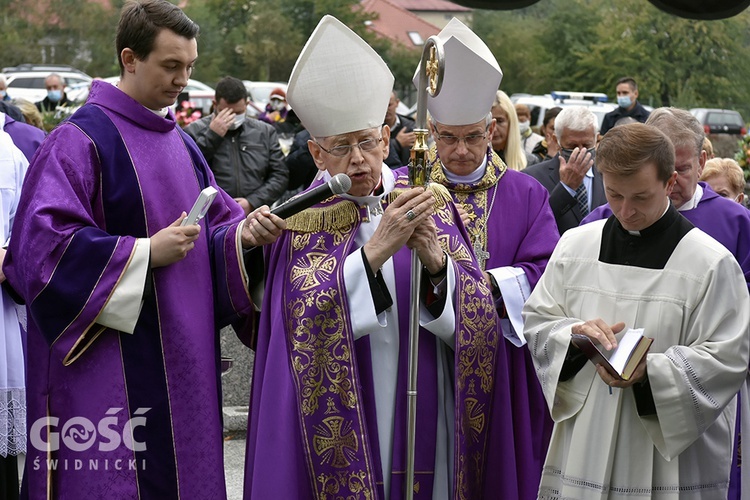 Nowa Ruda Słupiec. Pogrzeb ks. Dariusza Kowalczuka