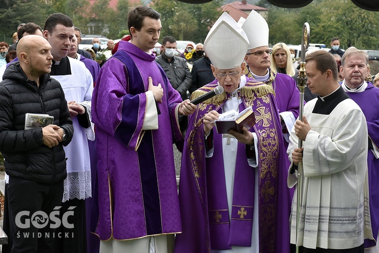 Nowa Ruda Słupiec. Pogrzeb ks. Dariusza Kowalczuka