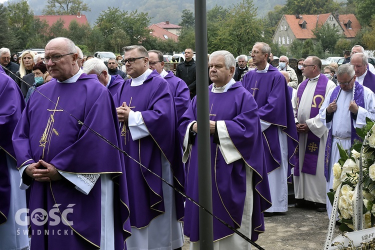 Nowa Ruda Słupiec. Pogrzeb ks. Dariusza Kowalczuka