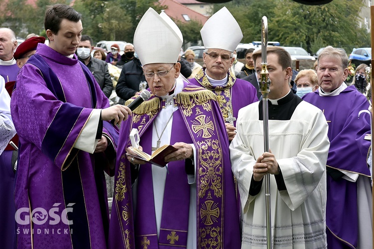 Nowa Ruda Słupiec. Pogrzeb ks. Dariusza Kowalczuka