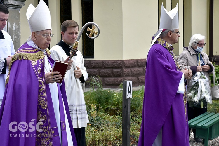 Nowa Ruda Słupiec. Pogrzeb ks. Dariusza Kowalczuka