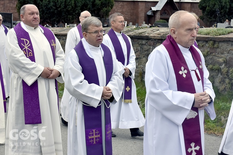 Nowa Ruda Słupiec. Pogrzeb ks. Dariusza Kowalczuka