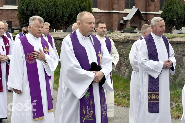 Nowa Ruda Słupiec. Pogrzeb ks. Dariusza Kowalczuka