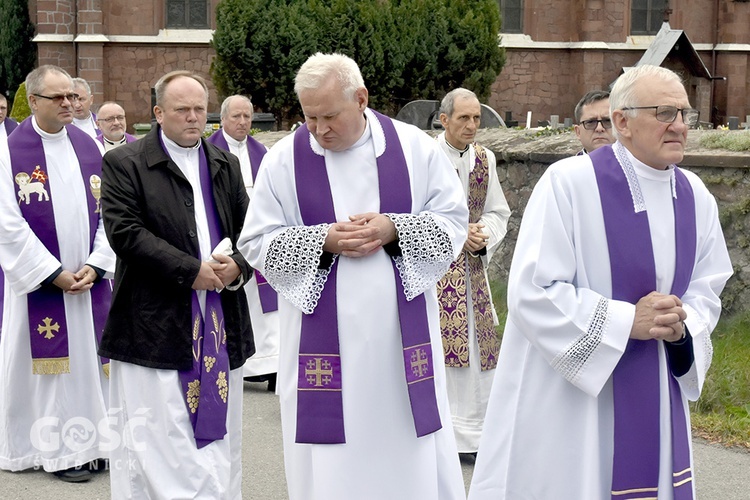 Nowa Ruda Słupiec. Pogrzeb ks. Dariusza Kowalczuka