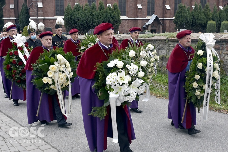 Nowa Ruda Słupiec. Pogrzeb ks. Dariusza Kowalczuka