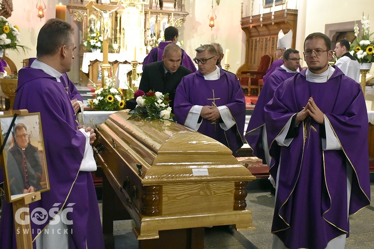 Nowa Ruda Słupiec. Pogrzeb ks. Dariusza Kowalczuka