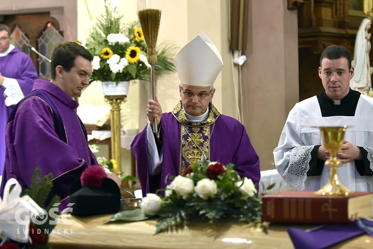 Nowa Ruda Słupiec. Pogrzeb ks. Dariusza Kowalczuka