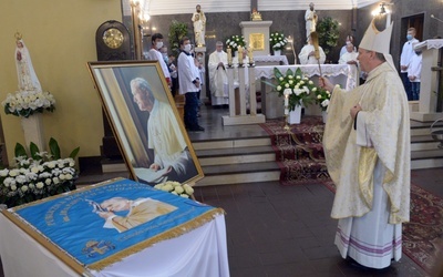 Sztandar szkoły i portret św. Jana Pawła, który zawisł w głównym holu szkoły, poświęcił bp Piotr Turzyński.