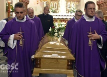 Z kościoła ciało zmarłego kapłana wynieśli najbliżsi jego sercu prezbiterzy, w tym ks. Łukasz, brat.