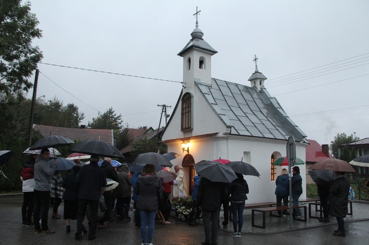 Cyganowice. Tamtejsza kaplica stanowi centrum osiedla. Dosłownie