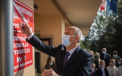 Wójt gminy Stare Bogaczowice Mirosław Lech odsłonił tablicę z nową nazwą szkoły.