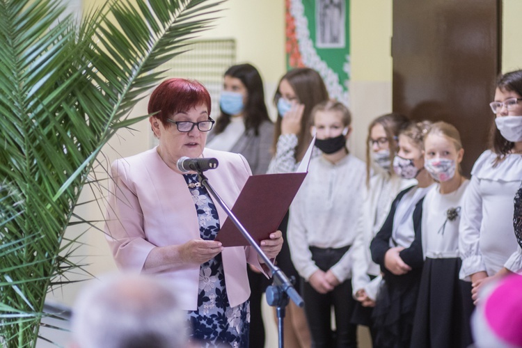 ​Uroczystość nadania SP w Starych Bogaczowicach im. św. Jana Pawła II. 