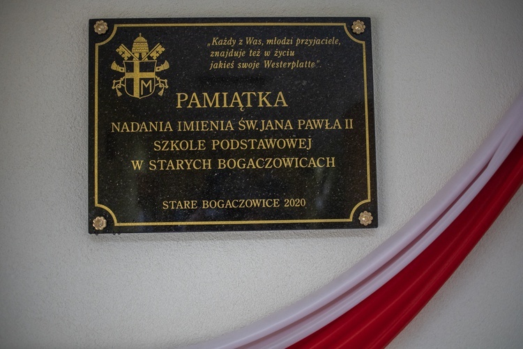 ​Uroczystość nadania SP w Starych Bogaczowicach im. św. Jana Pawła II. 