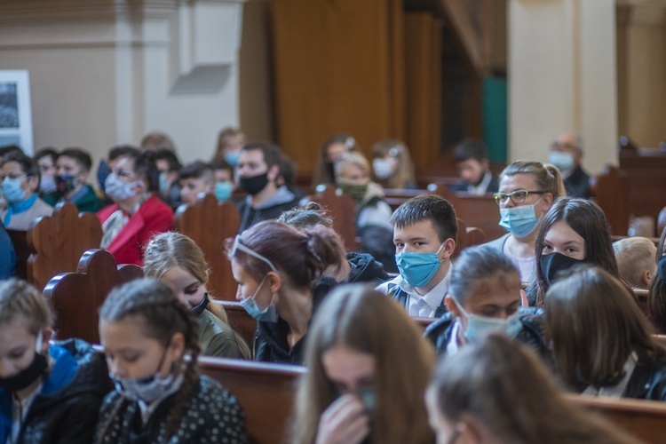 ​Uroczystość nadania SP w Starych Bogaczowicach im. św. Jana Pawła II. 