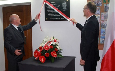 Tablicę odsłonili wójt Piotr Czyżyk oraz najstarszy wnuk Wacława Zmorzyńskiego - Wiesław Szymański. 