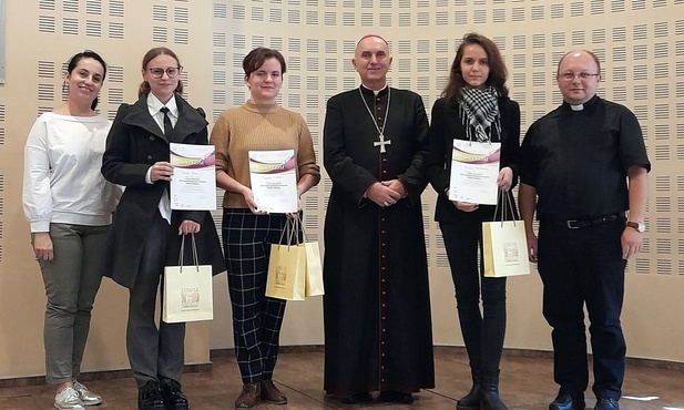 Na podium trzy licealistki 