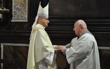 Biskup gratulujący stażu pracy katedralnemu kościelnemu.