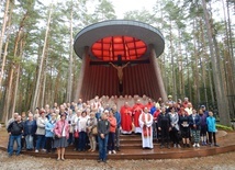 Jubileuszową pielgrzymkę uwieczniono na wspólnej fotografii.