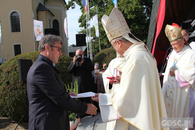 Odpust różańcowy i wręczenie diecezjalnych odznaczeń w Rokitnie