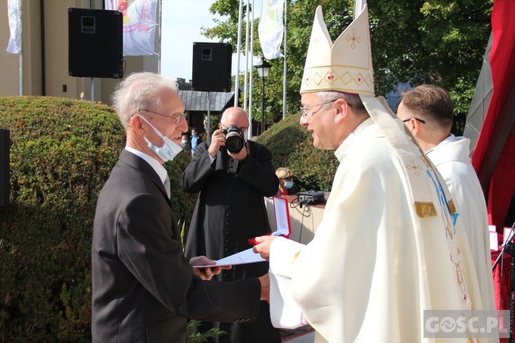 Odpust różańcowy i wręczenie diecezjalnych odznaczeń w Rokitnie