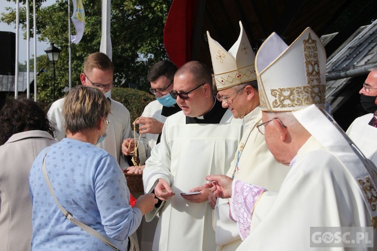 Odpust różańcowy i wręczenie diecezjalnych odznaczeń w Rokitnie