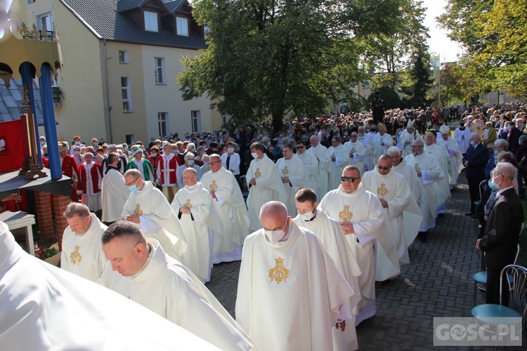 Odpust różańcowy i wręczenie diecezjalnych odznaczeń w Rokitnie