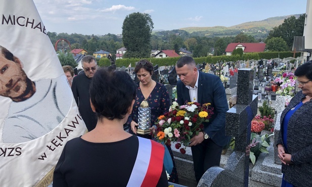 Modlitwa przy grobie rodziców bł. Michała Tomaszka
