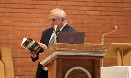 Prof. Marek Rembierz podczas wykładu w kościele w Hermanicach.