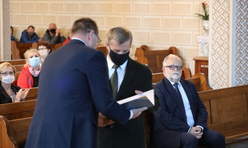 W czasie finałowego koncertu wyróżnienie władz samorządowych Ustronia i odznakę "Zasłużony dla Województwa Śląskiego" otrzymał nadleśniczy Leon Mijal.