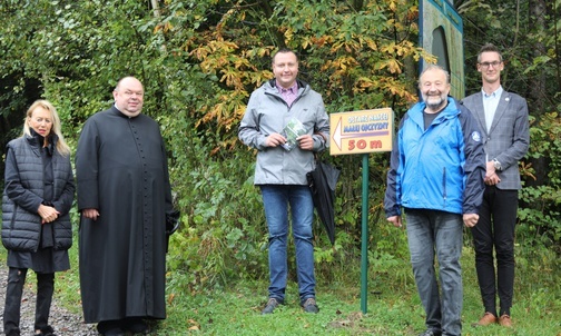 Przy szlaku do Ołtarza Małej Ojczyzny (od lewej): Elżbieta Georg, ks. Wiesław Bajger, Marcin Janik, Andrzej Georg i Łukasz Sitek.