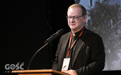 Ks. Wojciech Węgrzyniak w czasie konferencji kongresowej.