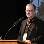 Ks. Wojciech Węgrzyniak w czasie konferencji kongresowej.