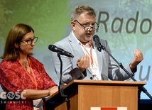 Monika i Marcin Gajdowie w czasie kongresowej konferencji.