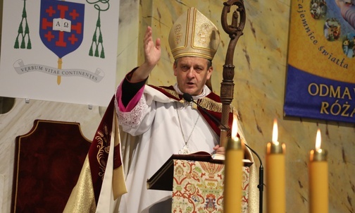 Bp Roman Pindel udzielił animatorom błogosławieństwa na czas realizacji ich nowej misji.