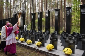 Abp senior Sławoj Leszek Głódź poświęcił Grób nr 2.