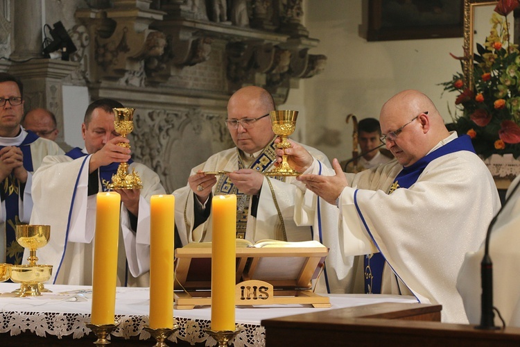 Bp Karol Kulczycki w swoich rodzinnych stronach - Msza św. w Czerninie