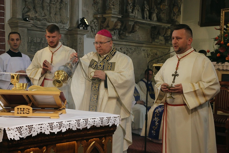 Bp Karol Kulczycki w swoich rodzinnych stronach - Msza św. w Czerninie