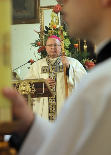 Bp Karol Kulczycki w swoich rodzinnych stronach - Msza św. w Czerninie