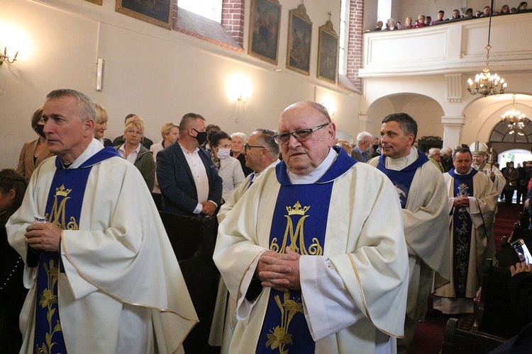 Bp Karol Kulczycki w swoich rodzinnych stronach - Msza św. w Czerninie