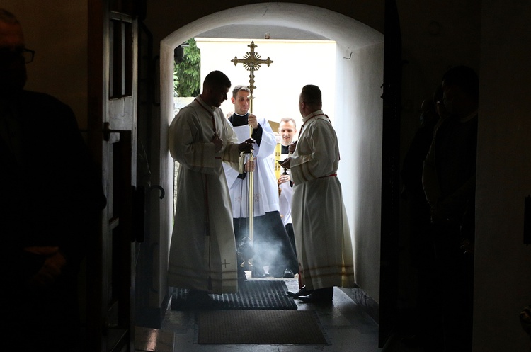 Bp Karol Kulczycki w swoich rodzinnych stronach - Msza św. w Czerninie