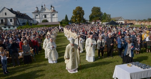 Pielgrzymce, w której wzięło udział  około tysiąc osób, przewodniczył bp Piotr Turzyński.