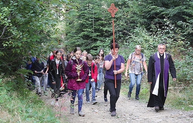 Wrześniowa wędrówka młodych i dorosłych drogą męki Pańskiej.