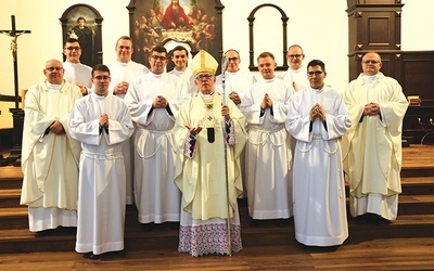 	Alumni z rektorem WSSD ks. Markiem Pankiem (pierwszy z lewej), abp. Wiktorem Skworcem (w środku) i opiekunem rocznika ks. Pawłem Tilem (pierwszy z prawej).