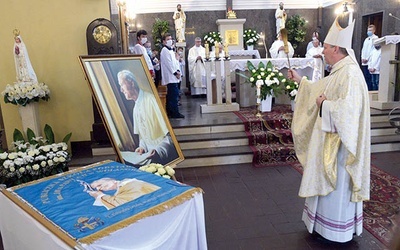 Sztandar szkoły i portret św. Jana Pawła, który zawiśnie w głównym holu szkoły,  poświęcił radomski biskup pomocniczy.