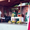 	Mszy św. przewodniczył bp Henryk Tomasik. Z lewej proboszcz ks. Tomasz Waśkiewicz.