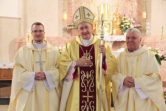 	Ks. Paweł z bp. Andrzejem Jeżem i ks. Józefem Ziobroniem,  który zakładał misję w Bimbo.