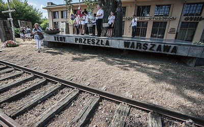 Pod pomnikiem na terenie byłego obozu w Pruszkowie zostały złożone kwiaty.